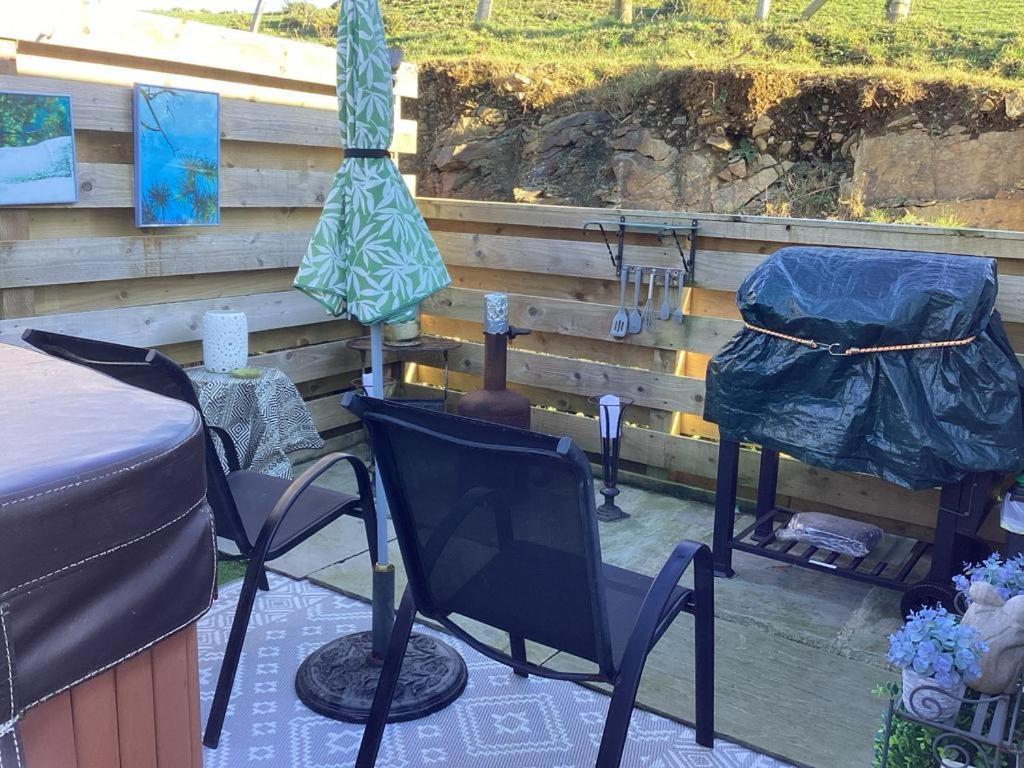 Adorable Private Couples Retreat With Hot Tub Lägenhet Llanfechell Exteriör bild