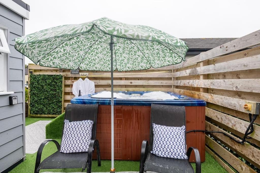 Adorable Private Couples Retreat With Hot Tub Lägenhet Llanfechell Exteriör bild