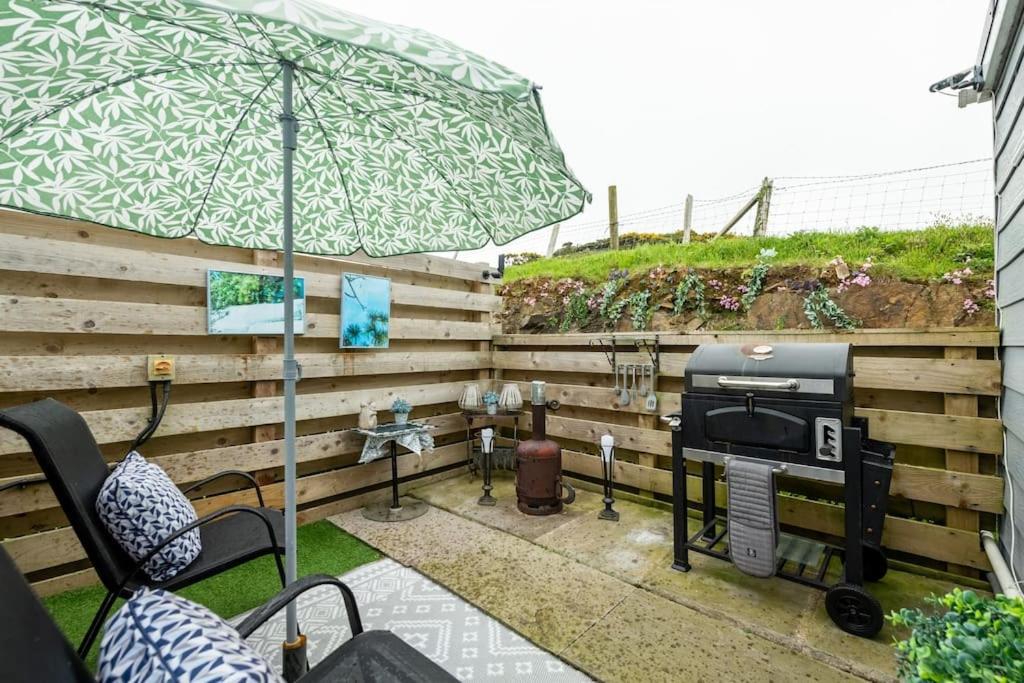 Adorable Private Couples Retreat With Hot Tub Lägenhet Llanfechell Exteriör bild